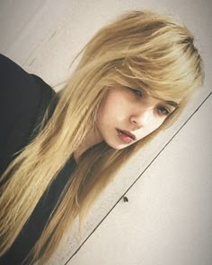 fr906k Emo Blonde Hair, Blonde Emo Girl, Blonde Side Bangs, Vkei Makeup, Vampire Hair, Goth Friends, Ugly Hair, Cool Looking People, Female Photography