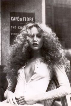 That hair of Jerry Hall in the 1970s at the Cafe de Flore Jerry Hall, Jean Shrimpton, 70s Hair, Izabel Goulart, Lauren Hutton, Linda Evangelista, Mick Jagger, Long Curly Hair, 가을 패션