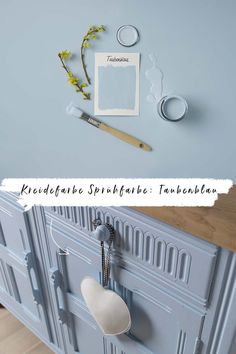 Möbel streichen mit Kreidefarbe. Mit der handlichen Sprühdose von Rust-Oleum gelingen Upcycling-Projekte kinderleicht. Ideal geeignet für schnelle und günstige DIY-Projekte für dein Zuhause: Matte Kreidefarbe für einen neuen Anstrich zum Sprühen – in 12 unterschiedlichen Farbtönen. Perfekt, um aussortierte Möbel zu restaurieren und deine Wohnung im Handumdrehen umzugestalten. Scandi Chic, Rust Oleum, Chic Look, Shabby Chic, Matter, Spray, Interior Design, Design