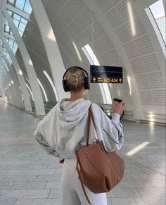 Classy Airport Outfit, Flight Outfit Airport Style, Chic Airport Outfit, Chic Travel Outfit, Comfy Airport Outfit, Airport Outfit Summer, Airport Travel Outfits, Flight Outfit, Airplane Outfits