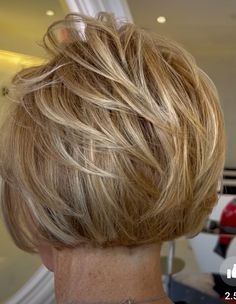 Short Stacked Bob Hairstyles, Chin Length Haircuts, Stacked Hair, Short Hair Over 60, Short Hair Images, Hairdos For Short Hair, How To Curl Short Hair, Short Choppy Hair, Chin Length Hair