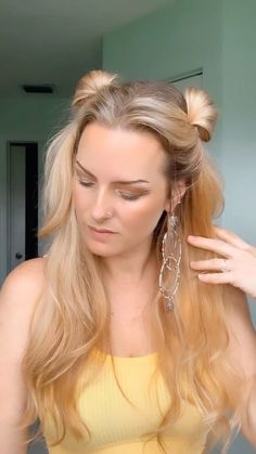 Transform Your Mane with Stunning Long Hair Colors Space Buns, Bun Styles, Beauty Tricks, Girl Haircuts, Glitter Hair, Makeup Style, Hair Haircut, Kids Hair, Half Up Hair