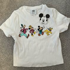 Disney Primark Mickey Mouse Tee Shirt In White With Goofy Minnie Mickey And Pluto Size Small 6/8 Disney Primark, Primark Shorts, Mickey And Pluto, Primark Tops, Slouchy Tee, Ribbed Shirt, Mouse Print, Boxing T Shirts, Grey Crewneck