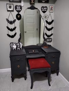 Goth Bedroom Aesthetic Modern, Goth House Decor Ideas, Creepy House Decor, Gothic Room Diy, Goth Makeup Vanity, Southern Gothic House Decor, Vampire Room Ideas, Gothic Bedroom Diy, Goth Aesthetic Bedroom