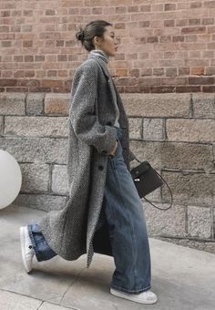 Grey Herringbone Coat Outfit, Herringbone Outfit, Gray Coat Outfit Casual, Gray Wool Coat Outfit, Gray Coat Outfit Winter Style, Oversized Coat Street Style, Gray Coat Outfit, Grey Wool Coat Outfit, Grey Coat Outfit