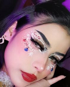 Ornament Makeup, Makeup Yeux, Eyeliner Inspo, Christmas Makeup Looks, Grey Contacts, Graphic Eyeliner