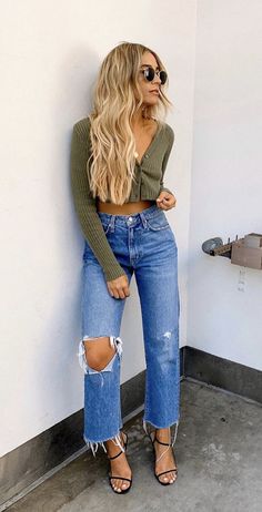 White Heels Outfit Fall, Relaxed Going Out Outfit, Cute Casual Bar Outfits, Low Maintenance Style Outfits, Spring Birthday Outfit Casual, Casual Hang Out Outfit, Cute Outfits With Jeans And Heels, Light Denim Jeans Outfit Winter, Destination Wedding Bride Outfits