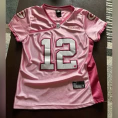 How To Wear A Jersey Outfits, Jersey Women Outfit, Cute Jersey Outfits For Women, Pink Jersey Outfit, Jersey Top Outfit, Pink T Shirt Outfit, Jersey Shirt Outfit, Jersey Outfit Women, Jersey Aesthetic