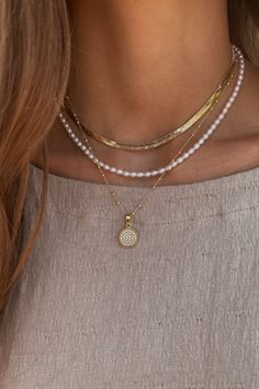 Every Day Accessories, Cute Layering Necklaces, Layering Necklaces With Pearls, Pearls And Gold Necklace Layered, Layering Pearls And Gold, Gold Chain And Pearl Necklace, Pearl Necklace With Gold Chain, Vintage Necklaces Aesthetic, Layered Necklaces With Pearls