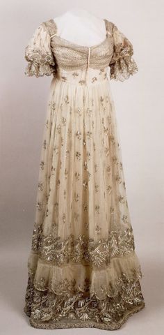 Court dress belonging to the Empress Josephine. After 1810, Musee de Malmaison Chateau De Malmaison, Empress Josephine, Court Dresses, Period Dress, Old Dresses