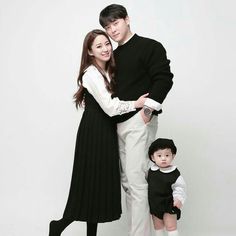 Gs Edit, Wedding Korea, Family Portrait Poses, Family Photoshoot Outfits, Family Picture Poses