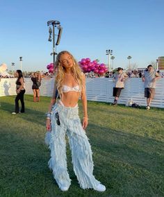 Couple Coachella Outfits, Coachella Outfit 2024, Bonnaroo Outfits Festival Looks, Comfortable Festival Outfits, Coachella Pants, Glastonbury Outfits, Electro Festival Outfit, Electric Forest Outfit, Weekend In Palm Springs