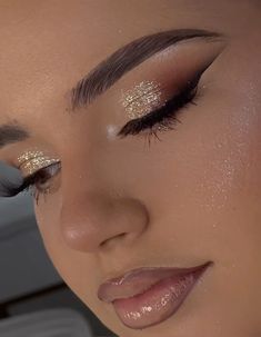 Smokey And Gold Eye Makeup, Gold Quince Eye Makeup, Gold Subtle Eye Makeup, Elegant Gold Makeup, Birthday Makeup Looks Gold, Gold Makeup Looks Halloween, Makeup Ideas Gold Eyeshadow, Gold Sparkle Eye Makeup, Gold Makeup For Quinceanera