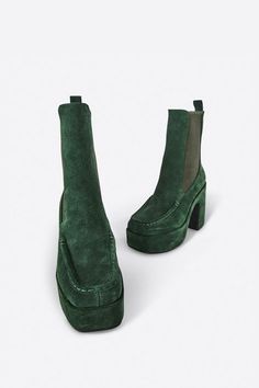 Shoes Fall 2024, Chelsea Fashion, Colorful Boots, Platform Chelsea Boots, Heeled Chelsea Boots, Botas Chelsea, Funky Shoes, Uggs Outfit, Block Heel Boots