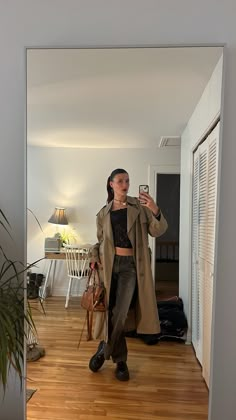 Y2k Trench Coat Outfit, Relaxed Trench Coat Outfit, Styling Long Trench Coats, How To Style A Brown Trench Coat, Trench Coat Fits Aesthetic, Trench Coat Outfits Aesthetic, Outfits With Brown Trench Coat, Outfits With Tan Trench Coat, Spring Outfits Trench Coat