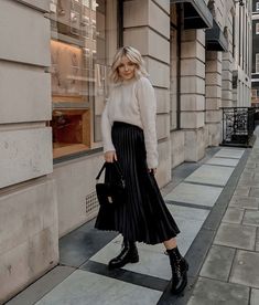 Curvy Pleated Skirt Outfit, Pleated Skirt Autumn Outfit, Pleated Long Black Skirt Outfit, Jumper And Pleated Skirt Outfit, Quiet Luxury Fashion Winter, Black Satin Pleated Skirt Outfit, Pleaded Black Skirt Outfits, Black Pleated Skirt Outfit Casual, Autumn Outfits For Curvy Women