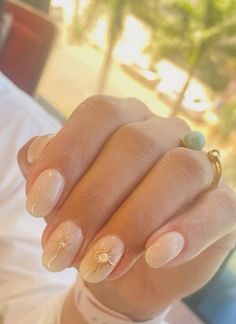 nails light color gold 3D sun Sun Almond Nails, White Nails With Sun Design, Sun Nail Art Design, Gold Sun Nail Design, Sun And Star Nails, Sparkle Gold Nails, Winter Sun Nails, Yellow Sun Nails, Sun On Nails