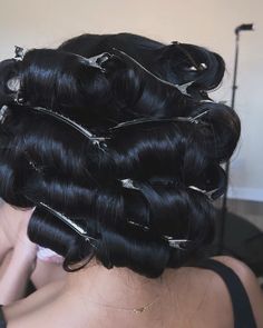 Hair Curlers Rollers Aesthetic, Pin Curls Aesthetic, Pin Curl Set, Hair Rollers Black Women, Curlers Aesthetic, Roller Curls Black Women, Hair Business Aesthetic, Pin Curls Tutorial, Roller Hairstyles