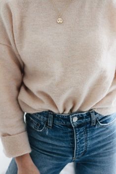 winter wardrobe, minimalist, minimalist wardrobe, simple, sweater, winter inspiration, ootd Cashmere Sweater Outfit, Cream Cashmere Sweater, Quoi Porter, Sweater Outfit, Fall Fashion Trends, Cashmere Sweater, Casual Outfit, Look Fashion, Passion For Fashion