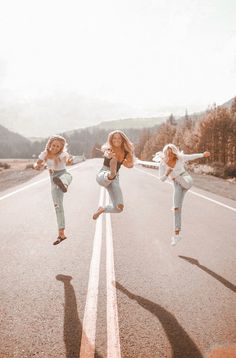 #friends #bestfriends Recrating Photos, Twins Pose, Road Photoshoot, Bff Shoot, Friend Senior Pictures, Bestie Pictures, Girlfriends Photoshoot, Foto Best Friend, Senior Photo Shoot