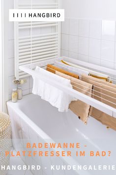 Der Deckentrockner Hangbird hängt an der Decke und wird per Flaschenzug bedient. Über der Badewanne ist ein idealer Ort, da dieser Platz sowieso meist nicht genutzt wird. Bathtub Cover, Terrazzo Design, Easy Diy Room Decor, Tiny House Bathroom, Colourful Living Room, Guest Bathrooms, Creative Storage, Clothes Drying Racks