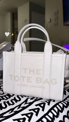 Luxury Tote Bags, Trendy Purses, My Style Bags, Handbag Essentials, Cute Handbags, Luxury Purses, Girly Accessories