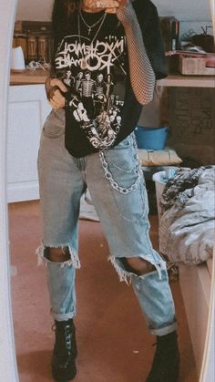 Owl City Concert Outfit, Outfit Ideas Egirl, Edgy Rocker Outfits, Anime Grunge Outfit, Black Grunge Clothes, Grunge City Outfits, Female Techwear Aesthetic, Egirl Outfits Pants, Oversized Punk Outfit