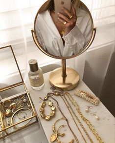 Beauty Table, Womens Jewelry Trends, Cream Aesthetic, Gold Aesthetic, غرفة ملابس, Gold Jewelry Necklace, Beige Aesthetic, Jewelry Photography