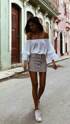 Cropped ombro a ombro branco Summer Street Style, Trendy Spring Outfits, Summer Street, Looks Street Style, Outfit Trends, Street Style Summer, Winter Trends, Style Summer