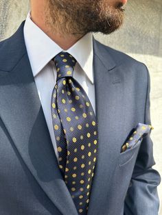 Product Description with Qualifications Our handmade men's tie and pocket square set, designed with exquisite polka dot and minimal floral patterns, is crafted for our valued customers. Available in three elegant color options-- gold pattern on navy blue, brown pattern on navy blue and silver pattern on black--this set is a perfect blend of sophistication and style. The tie measures 7 cm in width, and the pocket square, measuring 15 cm x 15 cm, is meticulously laser-cut, ensuring first-class sew Job Celebration, Semi Formal Attire, Formal Parties, Professional Attire, Gold Pattern, Formal Style, Tie Accessories, Design Silver, Luxury Gifts