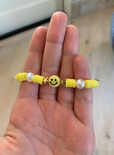 This is a bracelet that is very cute and preppy! Bracelets Preppy, Smiley Bracelet, Preppy Bracelets, Bracelets Ideas, Yellow Bracelet, Clay Bead, Bracelet Ideas, Garden City, Cute Bracelets