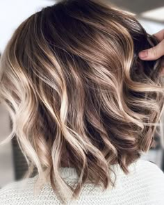 Embracing Elegance: The Beauty of Short Brown Hair Ideas Blonde Fall Hair, Rambut Brunette, Fall Blonde Hair, Wavy Bob, Short Hair Balayage, Hair Affair