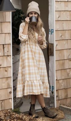 Gardner Outfit Aesthetic, Prairie Style Dress Outfit, Farmers Wife Outfit, Dress With Blundstone Outfit, Cottagecore Long Dress, Cozy Cottagecore Outfit, Homestead Aesthetic Outfit, Cool Mum Fashion, Farmhouse Outfits