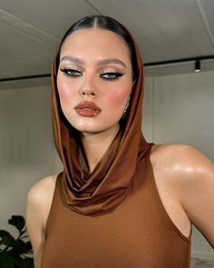 Make A Statement With This Spicy Dune Inspired Makeup Runway Looks Makeup, Dune Makeup Look, Metal Festival Makeup, Desert Eyes Makeup, Dune Inspired Makeup, Desert Makeup Looks, Dune Festival Outfit, Dune Fashion Aesthetic, Dune Halloween Costume