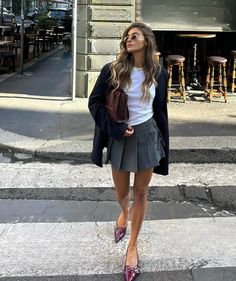 Pleated Mini Skirt Outfit Fall, Pleated Skirt Fall Outfit, Pleated Black Skirt Outfit, Grey Pleated Skirt Outfit, Short Pleated Skirt Outfit, Pleated Skirt Outfit Short, Grey Mini Skirt Outfit, Mini Skirt Outfit Fall, Fall Mini Skirt Outfit