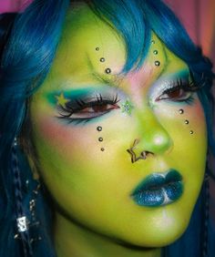 Alien superstars just landed 👽🛸🌟💚 collab with the lovely @babenexttdoor 🫶🏼 . @mehronmakeup paradise AQ pro paint palette + mixing liquid (makes it more transfer proof!) @glisten_cosmetics white spectra base + twilight chroma gloss @kaleidosmakeup limelight epiphany glow liner + agave cloud lab lip clay + black jasmine palette @blendbunnycosmetics blends palette + @donidarkowitz palette @likely.makeup switchblade lashes @getstonned stud pack @onesize gworly pop blush trio @starface . . #... Alien Makeup Looks Halloween, Alien Green Makeup, Venus Flytrap Makeup, Colorful Drag Makeup, Alien Makeup Green, Alien Core Makeup, White Base Makeup Ideas