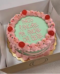 a pink and green cake in a box with the words rio francisco de amane da bere written on it