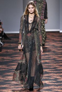 ETRO Dark Romanticism Aesthetic Outfit, High Fashion Witch, Bohemian Runway, Etro Runway, Dark Romanticism, Look Kimono, Psych Rock, Etro Dress, 70s Bohemian