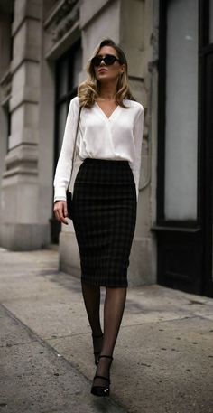 Classy Business Outfits For Women, Pencil Skirt Fashion, White Outfits For Women, Classy Business Outfits, Mode Chanel, Womens Dress Suits, Gold Aesthetic, Summer Work Outfits