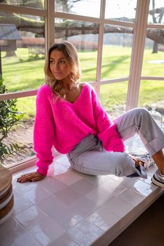 Pink Laria Sweater Pink Top Outfit, Pink Sweater Outfit, Parisian Style Outfit, Bright Pink Sweater, Hot Pink Pants, Chic Lifestyle, Hot Pink Sweater, Pull Rose, Parisian Women