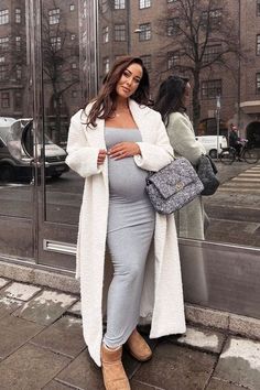 This collection of 50 bump-friendly maternity outfits offers the ultimate in winter style. Discover trendy ways to style a grey Skims dress, look chic in a classy white coat, or stay casual with a cozy Ugg boots look. Each outfit idea is designed to make you feel comfortable and stylish, whether you're at home, out and about, or attending a holiday event. Pregnancy Winter Outfits, Christmas Maternity Outfits, Pregnancy Fashion Winter, Fall Maternity Outfits, Casual Maternity Outfits, Winter Maternity Outfits