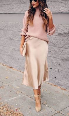 Midi Skirt Outfit, Beige Skirt, Satin Midi Skirt, Skirt Outfit, Looks Chic, Satin Skirt, Dope Outfits