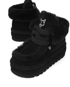 Cute Chunky Shoes, All Black Winter Outfits, Cute Shoes Women, Black Boots Chunky, Cute Snow Boots, Alt Shoes, Cute Winter Boots, Rave Shoes