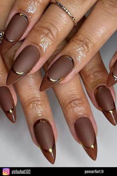 Le ton expresso profond de ces ongles ajoute de la profondeur et de l’intensité, tandis que les pointes brunes brillantes offrent un contraste saisissant, ce qui donne un look moderne et élégant.

Cette combinaison de finitions mates et brillantes ajoute de la dimension et de l’intérêt aux ongles, captant la lumière à chaque mouvement, créant un effet accrocheur. Nail Art Simple, Unghie Sfumate, Sunflower Nails, Nagellack Trends, Fall Nail Trends, Fall Nail Art Designs