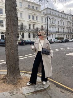 Nyc Honeymoon, Trousers Outfit Winter, Coat Outfits For Women, White Coat Outfit, Black Coat Outfit, Wide Leg Trousers Outfit, Long Coat Outfit