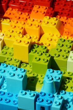 there are many different colored legos in this photo and the text reads news indiana, vermont duplo via marbatts hi bele man in de gang hangen