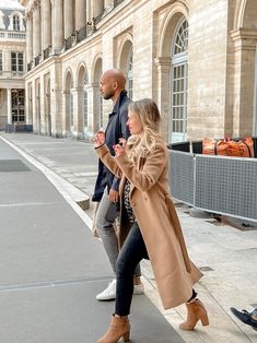 Everyday Parisian Street Style With 25 Outfits | La Vie On Grand Paris Day Outfit, French Street Style Parisians, Couple Style Fashion Outfits, Fall Parisian Style, Classy Parisian Style, Parisian Style Winter, French Street Style