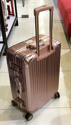 Car Travel Outfit Summer, Bridal Boutique Interior, Expensive Purses, Cute Suitcases, Capas Samsung, Cute Luggage, Stylish School Bags, Travel Bag Essentials