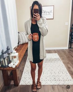 maybe a long-ish colored cardi to wear over a simple t-shirt dress with sandles or birks.. a little more off-duty but comfy and cool Birkenstock Outfit Summer, Sandals Outfit Casual, Spring Outfit Women, Birkenstock Sandals Outfit, Spring Outfits 2020, Casual Chique Stijl, Minimalist Moda, Birkenstock Outfit, Boho Mode