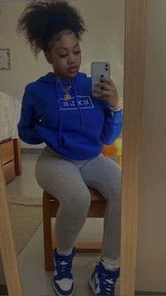 Tomboy Baddie Outfits, Blue Nike Shoes Outfit, Blue Baddie Outfits, Freshmen Outfits, Styling Trousers, Grey Leggings Outfit, Outfits For Black Women, Blue Outfits